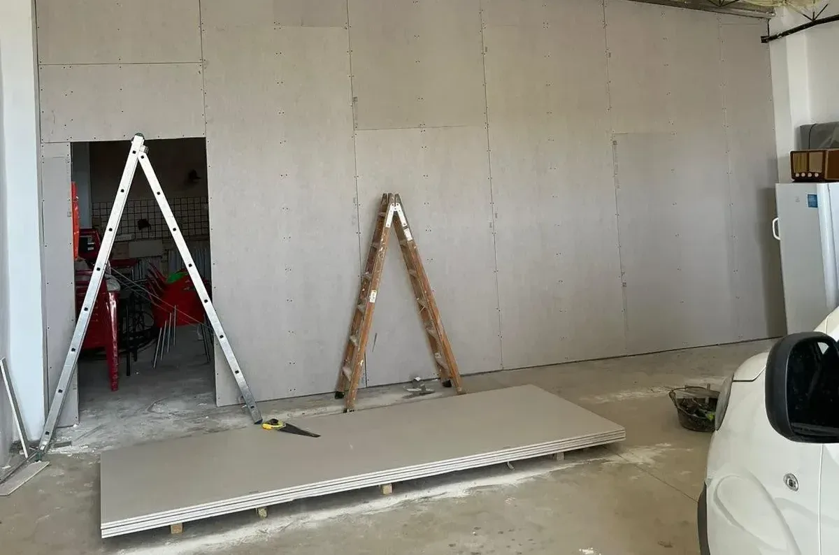 Tabique construido por DML Pladur y Escayolas para afectar a la insonorización y a la temperatura.